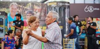 Dos adultos mayores bailando en el festival organizado por Bantrab.