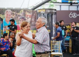 Dos adultos mayores bailando en el festival organizado por Bantrab.