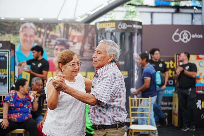 Piace Bantrab Dos adultos mayores bailando en el festival organizado por Bantrab.