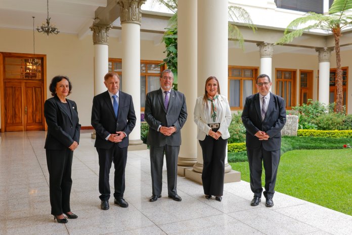 El fiscal general Gabriel García Luna junto a la presidenta del Organismo Judicial, el presidente de la República, el presidente del Congreso y la presidenta de la Corte de Constitucionalidad. Foto La Hora: Gobierno de Guatemala.
