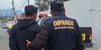 Presunto extorsionista capturado tras un operativo en Chimaltenango. Foto La Hora: EFE