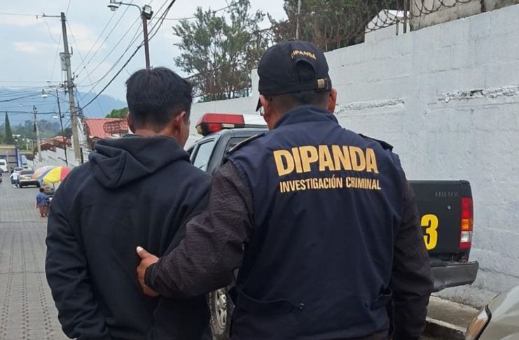 Presunto extorsionista capturado tras un operativo en Chimaltenango. Foto La Hora: EFE