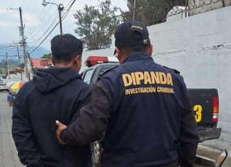 Capturan a presunto extorsionista que exigía Q11 mil en Chimaltenango Presunto extorsionista capturado tras un operativo en Chimaltenango. Foto La Hora: EFE