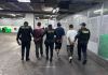Tres presuntos distribuidores de droga son capturados en el parque Gómez Carrillo de la zona 1 Presuntos distribuidores de droga capturados en el parque Gómez Carrillo. Foto La Hora: PNC