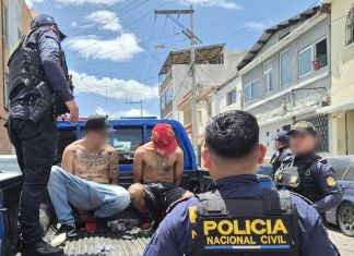 Presuntos motoladores capturados en la zona 7 capitalina. Foto La Hora: PNC