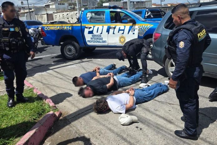 Presuntos pandilleros del Barrio 18 y robacarros capturados en la zona 7 capitalina. Foto La Hora: EFE