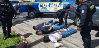 Presuntos pandilleros del Barrio 18 y robacarros capturados en la zona 7 capitalina. Foto La Hora: EFE
