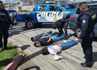 Tres presuntos robacarros miembros del Barrio 18 son capturados tras persecución en la zona 7 capitalina Presuntos pandilleros del Barrio 18 y robacarros capturados en la zona 7 capitalina. Foto La Hora: EFE