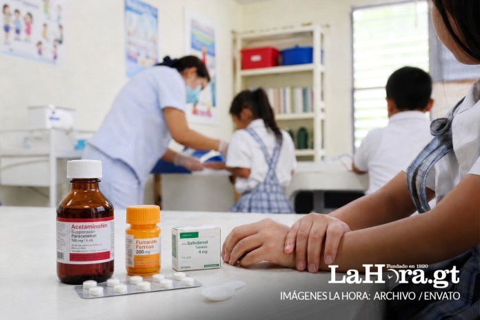 Programa de Salud Escolar entre Salud y Educacion alta A lo largo de 2026, el Ministerio de Salud Pública y Asistencia Social (MSPAS) y el Ministerio de Educación reportaron más de 360 muertes estudiantiles y alrededor de 380 mil casos de infecciones respiratorias. Foto La Hora: Alejandro Ramírez.