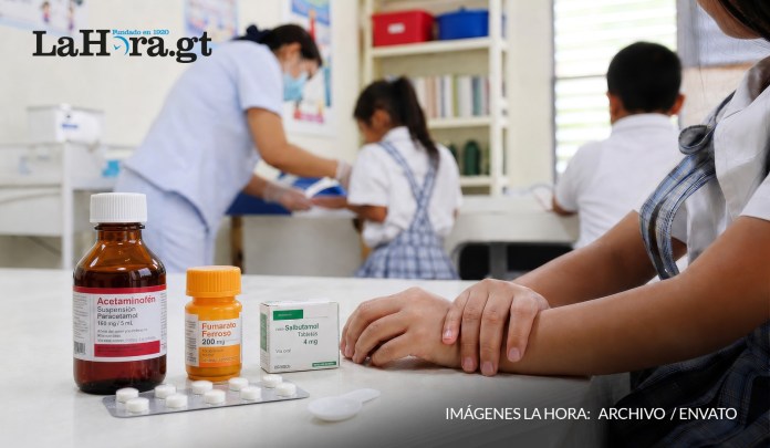 Programa de Salud Escolar entre Salud y Educacion A lo largo de 2026, el Ministerio de Salud Pública y Asistencia Social (MSPAS) y el Ministerio de Educación reportaron más de 360 muertes estudiantiles y alrededor de 380 mil casos de infecciones respiratorias. Foto La Hora: Alejandro Ramírez.