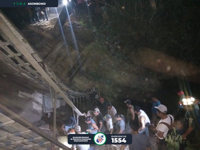 Tragedia en Dolores: puente cede al paso de un camión y mueren dos personas. Foto La Hora: ASOMBOND.