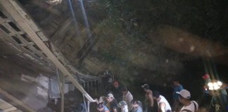 Puente de madera colapsa en Petén y provoca la muerte de un hombre y una niña Tragedia en Dolores: puente cede al paso de un camión y mueren dos personas. Foto La Hora: ASOMBOND.