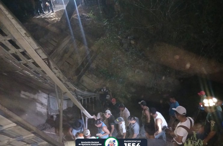 Puente de madera colapsa en Petén y provoca la muerte de un hombre y una niña Tragedia en Dolores: puente cede al paso de un camión y mueren dos personas. Foto La Hora: ASOMBOND.