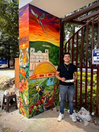 El talento del jalapaneco Alejandro Requena ha cruzado fronteras gracias a retratos elaborados completamente con crayones y l&aacute;pices de colores. Foto La Hora: Alejandro Requena.
