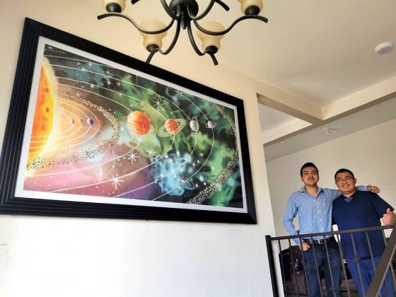 El talento del jalapaneco Alejandro Requena ha cruzado fronteras gracias a retratos elaborados completamente con crayones y l&aacute;pices de colores. Foto La Hora: Alejandro Requena.