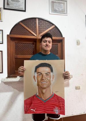 Los retratos de Lionel Messi y Cristiano Ronaldo realizados por Alejandro Requena requirieron hasta 26 horas de trabajo. Foto La Hora: Alejandro Requena.
