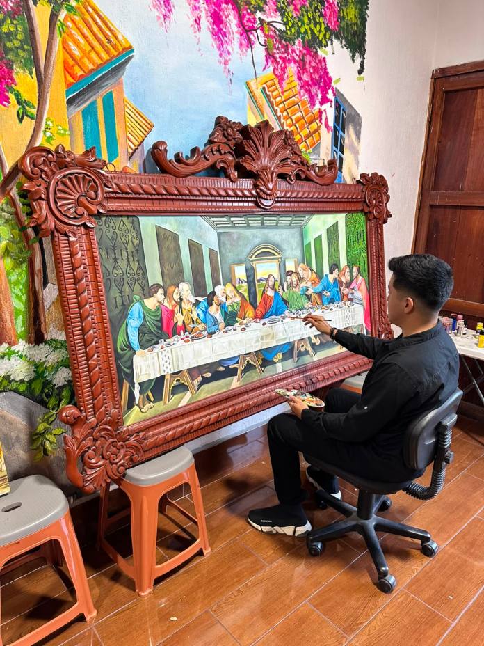 El talento del jalapaneco Alejandro Requena ha cruzado fronteras gracias a retratos elaborados completamente con crayones y lápices de colores. Foto La Hora: Alejandro Requena.