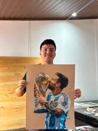 Los retratos de Lionel Messi y Cristiano Ronaldo realizados por Alejandro Requena requirieron hasta 26 horas de trabajo. Foto La Hora: Alejandro Requena.