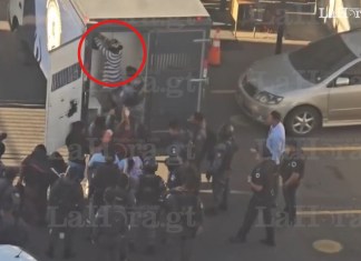Grupo de mujeres detiene camión del SP. Foto La Hora.
