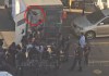 Grupo de mujeres detiene camión del SP. Foto La Hora.