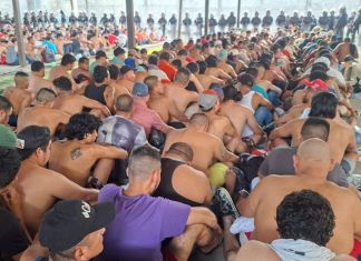 Las fuerzas combinadas mantienen el operativo en el centro carcelario de Puerto Barrios. Foto La Hora: SP