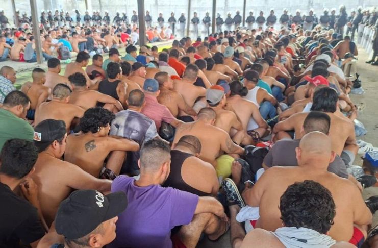 Las fuerzas combinadas mantienen el operativo en el centro carcelario de Puerto Barrios. Foto La Hora: SP