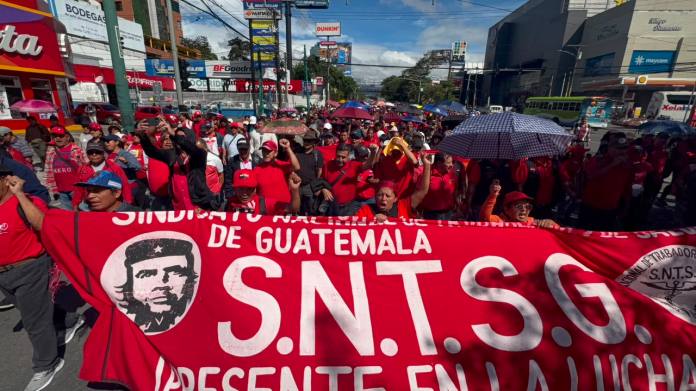 Salubristas marchan por la Calzada Roosevelt, demandando aumento salarial, plazas permanentes y ascensos. Foto La Hora: Daniel Ramírez.