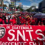 Salubristas marchan por la Calzada Roosevelt, demandando aumento salarial, plazas permanentes y ascensos. Foto La Hora: Daniel Ramírez.