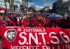 Salubristas marchan por la Calzada Roosevelt, demandando aumento salarial, plazas permanentes y ascensos. Foto La Hora: Daniel Ramírez.