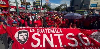¿Qué están pidiendo los salubristas? Las tres exigencias del sindicato que paralizaron la calzada Roosevelt Salubristas marchan por la Calzada Roosevelt, demandando aumento salarial, plazas permanentes y ascensos. Foto La Hora: Daniel Ramírez.