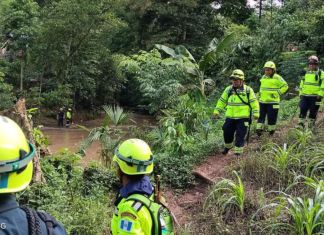 Segundo día de labores de búsqueda por hombre que fue arrastrado por crecida de río en Alta Verapaz. Foto La Hora: Asonbomd
