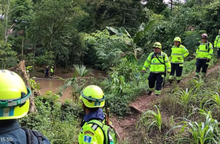 Segundo día de labores de búsqueda por hombre que fue arrastrado por crecida de río en Alta Verapaz. Foto La Hora: Asonbomd