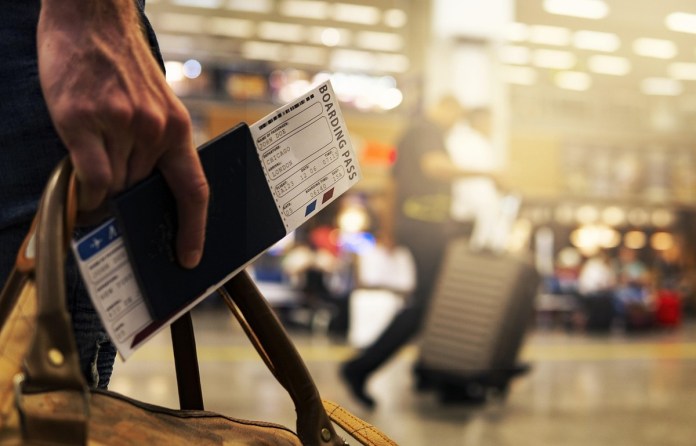 Si viajas a EE. UU. y te quedas más tiempo del permitido por la visa, te pueden detener en el aeropuerto.
