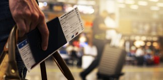 Si viajas a EE. UU. y te quedas más tiempo del permitido por la visa, te pueden detener en el aeropuerto.