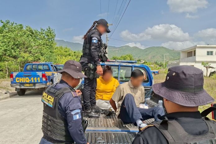 Sindicados de extorsión capturados tras allanamiento de presunta guarida de asaltantes. Foto La Hora: PNC