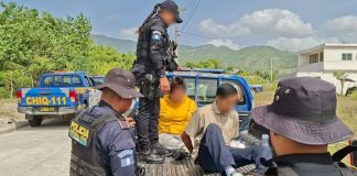 Sindicados de extorsión capturados tras allanamiento de presunta guarida de asaltantes. Foto La Hora: PNC