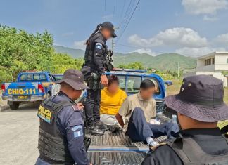 Sindicados de extorsión capturados tras allanamiento de presunta guarida de asaltantes. Foto La Hora: PNC