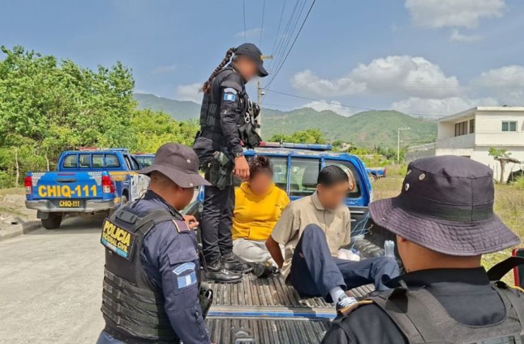 Reportan dos capturas y dos menores remitidos tras allanamiento a presunta guarida de asaltantes y extorsionistas Sindicados de extorsión capturados tras allanamiento de presunta guarida de asaltantes. Foto La Hora: PNC