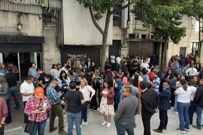 Decenas de trabajadores fueron evacuados esta mañana ante el sismo de 5.6 grados. Foto La Hora: Daniel Ramírez