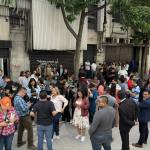 Decenas de trabajadores fueron evacuados esta mañana ante el sismo de 5.6 grados. Foto La Hora: Daniel Ramírez
