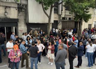 Decenas de trabajadores fueron evacuados esta mañana ante el sismo de 5.6 grados. Foto La Hora: Daniel Ramírez
