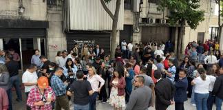 Sismo 17 de julio: Estos son los números de emergencia a los que puedes llamar Decenas de trabajadores fueron evacuados esta mañana ante el sismo de 5.6 grados. Foto La Hora: Daniel Ramírez