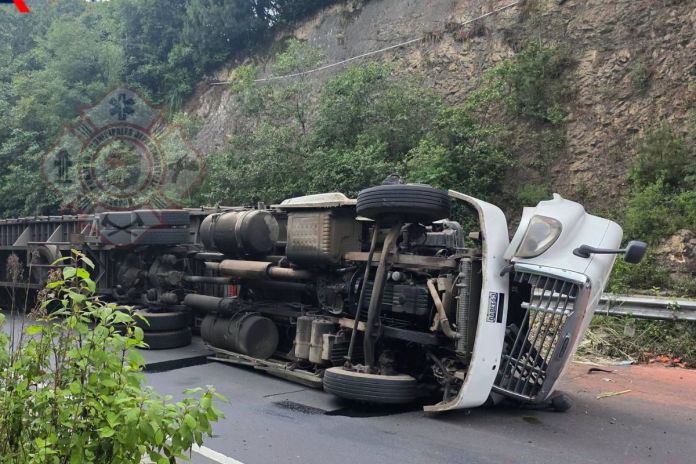 Tráiler volcado en el kilómetro 95 de la ruta interamericana. Foto La Hora: Asonbomd Tecpán