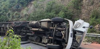 Tráiler volcado en el kilómetro 95 de la ruta interamericana. Foto La Hora: Asonbomd Tecpán