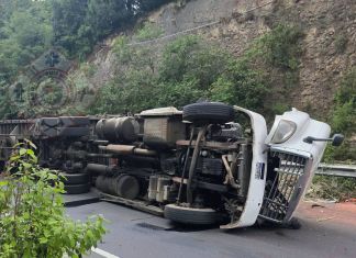 Tráiler volcado en el kilómetro 95 de la ruta interamericana. Foto La Hora: Asonbomd Tecpán