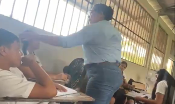 Tras ser captada en video agrediendo a un estudiante, una maestra es detenida por la policía