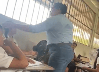 Tras ser captada en video agrediendo a un estudiante, una maestra es detenida por la policía