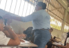 Tras ser captada en video agrediendo a un estudiante, una maestra es detenida por la policía