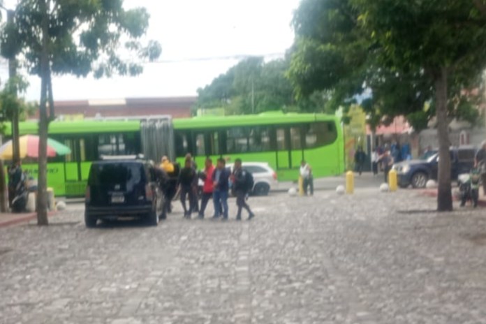 Reos ingresan a un vehículo tipo Sion mientras son trasladados por guardias del SP.