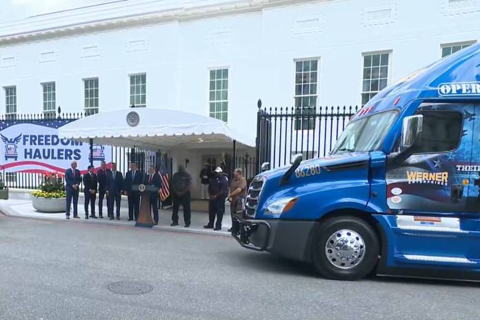 Trump anuncia el reemplazo de pilotos de camiones migrantes no cualificados por veteranos de EE UU Trump anuncia el reemplazo de pilotos de camiones migrantes no cualificados por veteranos de EE. UU.